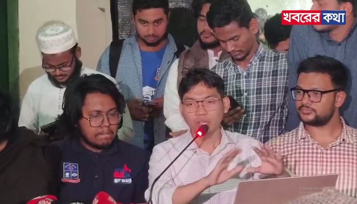 ঢাবি ছাত্র দলের চাঁদা বাজি নিয়ে সংবাদ সম্মেলনে কথা বলছেন সর্বমিত্র চাকমা